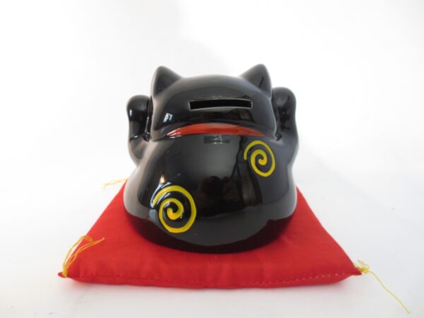 Lucky cat black zwarth bell on red pillow A