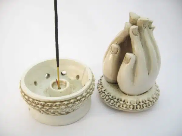 Meditation hands incense/conesburner white