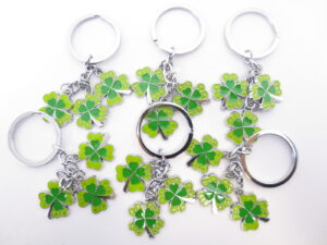 Wholesale four-leaf clover 3 in 1 keyhanger