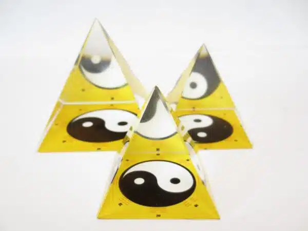 Crystal pyramide ying yang yellow 6x6