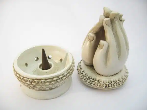 Meditation hands incense/conesburner white