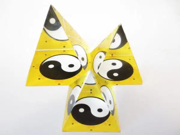 Crystal pyramide ying yang yellow 5x5